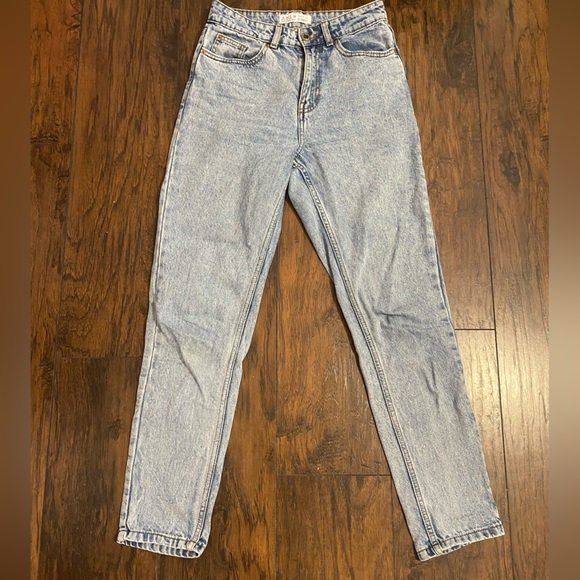 Light Wash High Rise Jeans - Picture 2 of 7